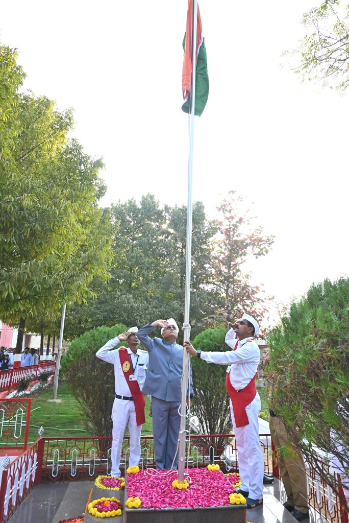 ७६वां गणतंत्र दिवस पर फहराया तिरंगा.  प्रमुख जिला और सत्र न्यायाधीश वसंत कुलकर्णी के हाथों ध्वजारोहण
गडचिरोली - 
भारतीय गणतंत्र दिवस के ७६वें स्थापना दिवस के अवसर पर जिला और सत्र न्यायालय गडचिरोली के परिसर और प्रमुख न्यायाधीश निवास पर प्रमुख जिला और सत्र न्यायाधीश वसंत कुलकर्णी के हाथों ध्वजारोहण किया गया। इस अवसर पर पुलिस सलामी दस्ता और बैंड की संयुक्त टुकड़ी ने राष्ट्रीय सलामी दी।
कार्यक्रम के दूसरे चरण में जिला विधी सेवा प्राधिकरण, गडचिरोली द्वारा जिले के दिव्यांग कर्णबधीर विद्यार्थियों के लिए कुछ दिन पहले आयोजित की गई चित्रकला प्रतियोगिता का पुरस्कार वितरण समारोह आयोजित किया गया। विजेता दिव्यांग विद्यार्थियों को जिला विधी सेवा प्राधिकरण, गडचिरोली के अध्यक्ष और प्रमुख जिला और सत्र न्यायाधीश वसंत कुलकर्णी और सचिव और दीवानी न्यायाधीश, गडचिरोली आर.आर. पाटिल के हाथों पुरस्कार प्रदान किए गए। इसके बाद सचिव ने २६ जनवरी १९५० को पूज्य डॉ. बाबासाहेब आंबेडकर के मार्गदर्शन में तैयार भारतीय संविधान के लागू होने का महत्व बताया और कहा कि इस दिन के साथ ही वास्तव में प्रजा की सत्ता स्थापित हुई थी, इस प्रकार यह दिन संविधान के महत्व को रेखांकित करता है। साथ ही उन्होंने दिव्यांग और दुर्बल व्यक्तियों की मदद करने और उन्हें कष्ट न देने का महत्वपूर्ण संदेश भी दिया। अंत में कार्यक्रम के अध्यक्ष कुलकर्णी साहब ने अपना संबोधन दिया।
संबोधन के दौरान उन्होंने कहा कि लोकतंत्र को जीवित रखने के लिए राष्ट्रीय भावना को मन में रखते हुए काम करना चाहिए। हमें अपनी एकता को टूटने नहीं देना चाहिए, और जो भी कार्य हम करते हैं, वह देशभक्ति के भाव से किया जाना चाहिए। जब हम देशभक्ति के साथ काम करेंगे, तो देश की प्रगति निश्चित होगी। सभी को एकजुट होकर और राष्ट्रीय भावना को अपने मन में रखते हुए कार्य करना जरूरी है। दिव्यांगों की सेवा भी राष्ट्रभक्ति है, यह देशभक्ति का संदेश उन्होंने दिया।
कार्यक्रम में मुख्य न्यायाधीश श्री एस.पी. सदारफले, दीवानी न्यायाधीश क. स्तर श्री.सी.पी. रघुवंशी, सह दीवानी न्यायाधीश क. स्तर श्रीमती वी.आर. मालोदे, सह न्यायाधीश श्री एस.ए. भैसारे, अन्य न्यायिक अधिकारी, वकील बार संघ के अध्यक्ष श्री आखाड़े, वरिष्ठ विधीज्ञ, न्यायालय प्रबंधक श्री चौहान, न्यायालयीन-प्रशासकीय कर्मचारी, कई दिव्यांग विद्यार्थी, उनके स्कूल के प्रधानाध्यापक और अन्य उपस्थित थे। इस प्रकार २६ जनवरी को बड़े धूमधाम से मनाया गया।