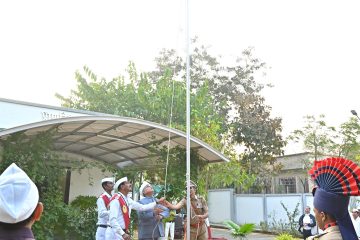 ७६वां गणतंत्र दिवस पर फहराया तिरंगा. प्रमुख जिला और सत्र न्यायाधीश वसंत कुलकर्णी के हाथों ध्वजारोहण गडचिरोली - भारतीय गणतंत्र दिवस के ७६वें स्थापना दिवस के अवसर पर जिला और सत्र न्यायालय गडचिरोली के परिसर और प्रमुख न्यायाधीश निवास पर प्रमुख जिला और सत्र न्यायाधीश वसंत कुलकर्णी के हाथों ध्वजारोहण किया गया। इस अवसर पर पुलिस सलामी दस्ता और बैंड की संयुक्त टुकड़ी ने राष्ट्रीय सलामी दी। कार्यक्रम के दूसरे चरण में जिला विधी सेवा प्राधिकरण, गडचिरोली द्वारा जिले के दिव्यांग कर्णबधीर विद्यार्थियों के लिए कुछ दिन पहले आयोजित की गई चित्रकला प्रतियोगिता का पुरस्कार वितरण समारोह आयोजित किया गया। विजेता दिव्यांग विद्यार्थियों को जिला विधी सेवा प्राधिकरण, गडचिरोली के अध्यक्ष और प्रमुख जिला और सत्र न्यायाधीश वसंत कुलकर्णी और सचिव और दीवानी न्यायाधीश, गडचिरोली आर.आर. पाटिल के हाथों पुरस्कार प्रदान किए गए। इसके बाद सचिव ने २६ जनवरी १९५० को पूज्य डॉ. बाबासाहेब आंबेडकर के मार्गदर्शन में तैयार भारतीय संविधान के लागू होने का महत्व बताया और कहा कि इस दिन के साथ ही वास्तव में प्रजा की सत्ता स्थापित हुई थी, इस प्रकार यह दिन संविधान के महत्व को रेखांकित करता है। साथ ही उन्होंने दिव्यांग और दुर्बल व्यक्तियों की मदद करने और उन्हें कष्ट न देने का महत्वपूर्ण संदेश भी दिया। अंत में कार्यक्रम के अध्यक्ष कुलकर्णी साहब ने अपना संबोधन दिया। संबोधन के दौरान उन्होंने कहा कि लोकतंत्र को जीवित रखने के लिए राष्ट्रीय भावना को मन में रखते हुए काम करना चाहिए। हमें अपनी एकता को टूटने नहीं देना चाहिए, और जो भी कार्य हम करते हैं, वह देशभक्ति के भाव से किया जाना चाहिए। जब हम देशभक्ति के साथ काम करेंगे, तो देश की प्रगति निश्चित होगी। सभी को एकजुट होकर और राष्ट्रीय भावना को अपने मन में रखते हुए कार्य करना जरूरी है। दिव्यांगों की सेवा भी राष्ट्रभक्ति है, यह देशभक्ति का संदेश उन्होंने दिया। कार्यक्रम में मुख्य न्यायाधीश श्री एस.पी. सदारफले, दीवानी न्यायाधीश क. स्तर श्री.सी.पी. रघुवंशी, सह दीवानी न्यायाधीश क. स्तर श्रीमती वी.आर. मालोदे, सह न्यायाधीश श्री एस.ए. भैसारे, अन्य न्यायिक अधिकारी, वकील बार संघ के अध्यक्ष श्री आखाड़े, वरिष्ठ विधीज्ञ, न्यायालय प्रबंधक श्री चौहान, न्यायालयीन-प्रशासकीय कर्मचारी, कई दिव्यांग विद्यार्थी, उनके स्कूल के प्रधानाध्यापक और अन्य उपस्थित थे। इस प्रकार २६ जनवरी को बड़े धूमधाम से मनाया गया।