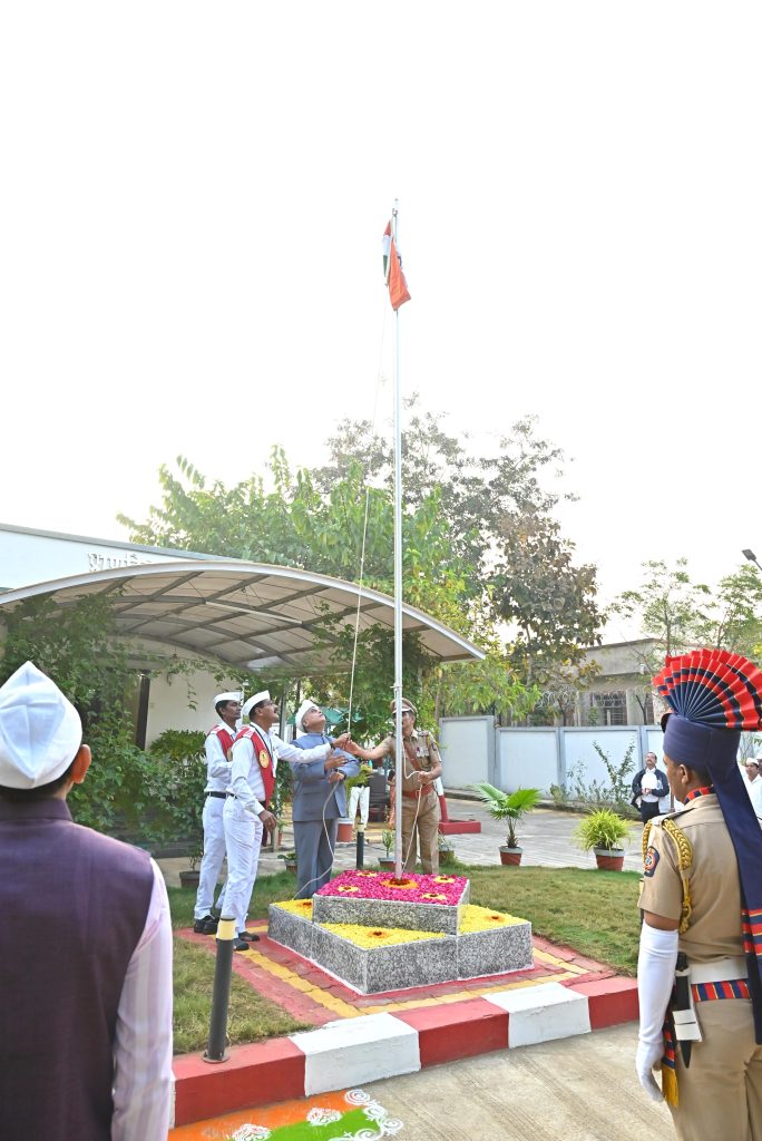 ७६वां गणतंत्र दिवस पर फहराया तिरंगा.  प्रमुख जिला और सत्र न्यायाधीश वसंत कुलकर्णी के हाथों ध्वजारोहण
गडचिरोली - 
भारतीय गणतंत्र दिवस के ७६वें स्थापना दिवस के अवसर पर जिला और सत्र न्यायालय गडचिरोली के परिसर और प्रमुख न्यायाधीश निवास पर प्रमुख जिला और सत्र न्यायाधीश वसंत कुलकर्णी के हाथों ध्वजारोहण किया गया। इस अवसर पर पुलिस सलामी दस्ता और बैंड की संयुक्त टुकड़ी ने राष्ट्रीय सलामी दी।
कार्यक्रम के दूसरे चरण में जिला विधी सेवा प्राधिकरण, गडचिरोली द्वारा जिले के दिव्यांग कर्णबधीर विद्यार्थियों के लिए कुछ दिन पहले आयोजित की गई चित्रकला प्रतियोगिता का पुरस्कार वितरण समारोह आयोजित किया गया। विजेता दिव्यांग विद्यार्थियों को जिला विधी सेवा प्राधिकरण, गडचिरोली के अध्यक्ष और प्रमुख जिला और सत्र न्यायाधीश वसंत कुलकर्णी और सचिव और दीवानी न्यायाधीश, गडचिरोली आर.आर. पाटिल के हाथों पुरस्कार प्रदान किए गए। इसके बाद सचिव ने २६ जनवरी १९५० को पूज्य डॉ. बाबासाहेब आंबेडकर के मार्गदर्शन में तैयार भारतीय संविधान के लागू होने का महत्व बताया और कहा कि इस दिन के साथ ही वास्तव में प्रजा की सत्ता स्थापित हुई थी, इस प्रकार यह दिन संविधान के महत्व को रेखांकित करता है। साथ ही उन्होंने दिव्यांग और दुर्बल व्यक्तियों की मदद करने और उन्हें कष्ट न देने का महत्वपूर्ण संदेश भी दिया। अंत में कार्यक्रम के अध्यक्ष कुलकर्णी साहब ने अपना संबोधन दिया।
संबोधन के दौरान उन्होंने कहा कि लोकतंत्र को जीवित रखने के लिए राष्ट्रीय भावना को मन में रखते हुए काम करना चाहिए। हमें अपनी एकता को टूटने नहीं देना चाहिए, और जो भी कार्य हम करते हैं, वह देशभक्ति के भाव से किया जाना चाहिए। जब हम देशभक्ति के साथ काम करेंगे, तो देश की प्रगति निश्चित होगी। सभी को एकजुट होकर और राष्ट्रीय भावना को अपने मन में रखते हुए कार्य करना जरूरी है। दिव्यांगों की सेवा भी राष्ट्रभक्ति है, यह देशभक्ति का संदेश उन्होंने दिया।
कार्यक्रम में मुख्य न्यायाधीश श्री एस.पी. सदारफले, दीवानी न्यायाधीश क. स्तर श्री.सी.पी. रघुवंशी, सह दीवानी न्यायाधीश क. स्तर श्रीमती वी.आर. मालोदे, सह न्यायाधीश श्री एस.ए. भैसारे, अन्य न्यायिक अधिकारी, वकील बार संघ के अध्यक्ष श्री आखाड़े, वरिष्ठ विधीज्ञ, न्यायालय प्रबंधक श्री चौहान, न्यायालयीन-प्रशासकीय कर्मचारी, कई दिव्यांग विद्यार्थी, उनके स्कूल के प्रधानाध्यापक और अन्य उपस्थित थे। इस प्रकार २६ जनवरी को बड़े धूमधाम से मनाया गया।