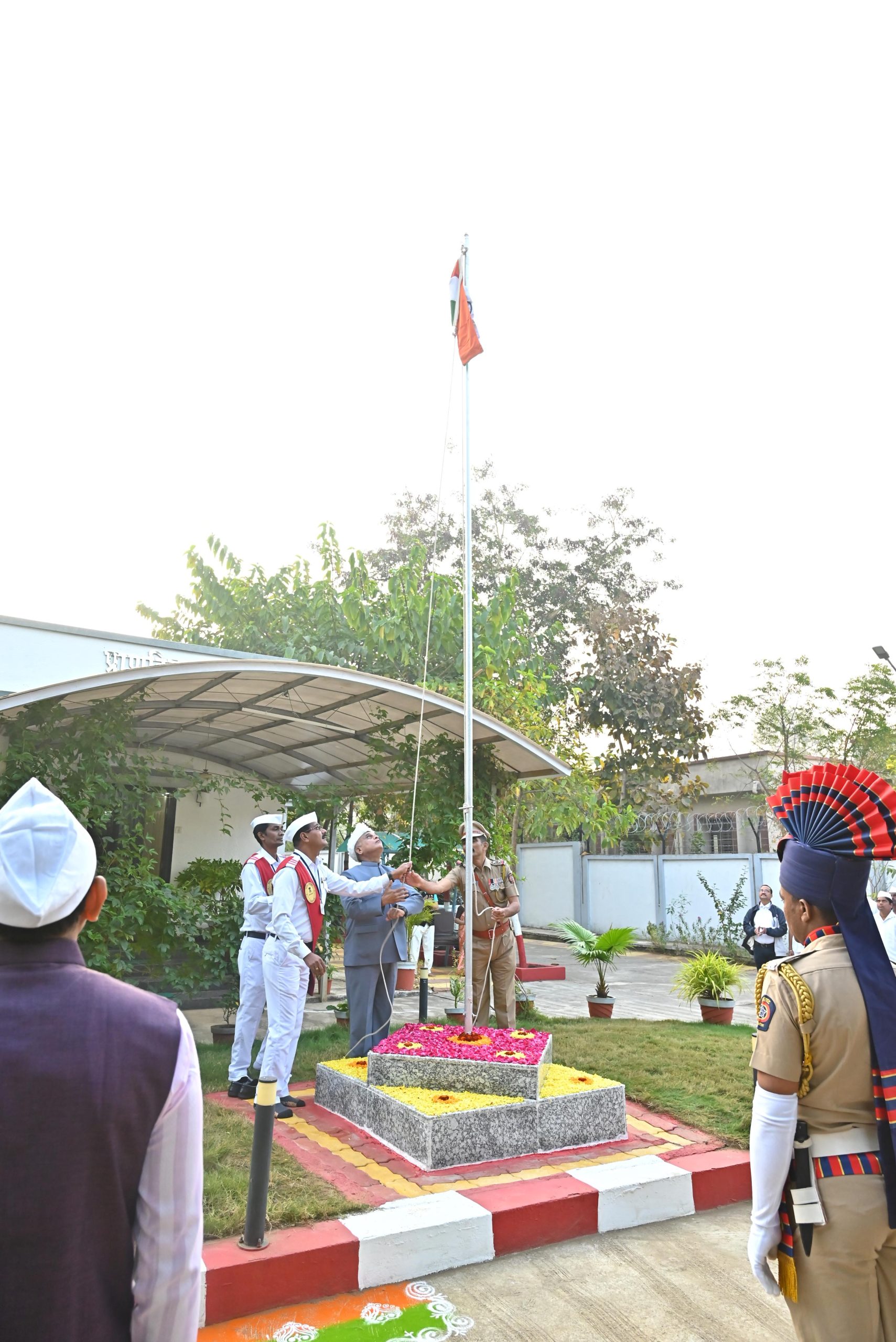 ७६वां गणतंत्र दिवस पर फहराया तिरंगा. प्रमुख जिला और सत्र न्यायाधीश वसंत कुलकर्णी के हाथों ध्वजारोहण गडचिरोली - भारतीय गणतंत्र दिवस के ७६वें स्थापना दिवस के अवसर पर जिला और सत्र न्यायालय गडचिरोली के परिसर और प्रमुख न्यायाधीश निवास पर प्रमुख जिला और सत्र न्यायाधीश वसंत कुलकर्णी के हाथों ध्वजारोहण किया गया। इस अवसर पर पुलिस सलामी दस्ता और बैंड की संयुक्त टुकड़ी ने राष्ट्रीय सलामी दी। कार्यक्रम के दूसरे चरण में जिला विधी सेवा प्राधिकरण, गडचिरोली द्वारा जिले के दिव्यांग कर्णबधीर विद्यार्थियों के लिए कुछ दिन पहले आयोजित की गई चित्रकला प्रतियोगिता का पुरस्कार वितरण समारोह आयोजित किया गया। विजेता दिव्यांग विद्यार्थियों को जिला विधी सेवा प्राधिकरण, गडचिरोली के अध्यक्ष और प्रमुख जिला और सत्र न्यायाधीश वसंत कुलकर्णी और सचिव और दीवानी न्यायाधीश, गडचिरोली आर.आर. पाटिल के हाथों पुरस्कार प्रदान किए गए। इसके बाद सचिव ने २६ जनवरी १९५० को पूज्य डॉ. बाबासाहेब आंबेडकर के मार्गदर्शन में तैयार भारतीय संविधान के लागू होने का महत्व बताया और कहा कि इस दिन के साथ ही वास्तव में प्रजा की सत्ता स्थापित हुई थी, इस प्रकार यह दिन संविधान के महत्व को रेखांकित करता है। साथ ही उन्होंने दिव्यांग और दुर्बल व्यक्तियों की मदद करने और उन्हें कष्ट न देने का महत्वपूर्ण संदेश भी दिया। अंत में कार्यक्रम के अध्यक्ष कुलकर्णी साहब ने अपना संबोधन दिया। संबोधन के दौरान उन्होंने कहा कि लोकतंत्र को जीवित रखने के लिए राष्ट्रीय भावना को मन में रखते हुए काम करना चाहिए। हमें अपनी एकता को टूटने नहीं देना चाहिए, और जो भी कार्य हम करते हैं, वह देशभक्ति के भाव से किया जाना चाहिए। जब हम देशभक्ति के साथ काम करेंगे, तो देश की प्रगति निश्चित होगी। सभी को एकजुट होकर और राष्ट्रीय भावना को अपने मन में रखते हुए कार्य करना जरूरी है। दिव्यांगों की सेवा भी राष्ट्रभक्ति है, यह देशभक्ति का संदेश उन्होंने दिया। कार्यक्रम में मुख्य न्यायाधीश श्री एस.पी. सदारफले, दीवानी न्यायाधीश क. स्तर श्री.सी.पी. रघुवंशी, सह दीवानी न्यायाधीश क. स्तर श्रीमती वी.आर. मालोदे, सह न्यायाधीश श्री एस.ए. भैसारे, अन्य न्यायिक अधिकारी, वकील बार संघ के अध्यक्ष श्री आखाड़े, वरिष्ठ विधीज्ञ, न्यायालय प्रबंधक श्री चौहान, न्यायालयीन-प्रशासकीय कर्मचारी, कई दिव्यांग विद्यार्थी, उनके स्कूल के प्रधानाध्यापक और अन्य उपस्थित थे। इस प्रकार २६ जनवरी को बड़े धूमधाम से मनाया गया।